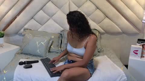 Snapshot of leslyflorez chatting on 5, 2, 2025 Lesly online show from 5, 2, 2025