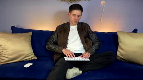 Snapshot of liam_enzho chatting on 4, 1, 2025 Liam online show from 4, 1, 2025