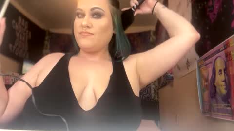 Snapshot of lickmelolliee chatting on 4, 12, 2024 AllieAustyn online show from 4, 12, 2024