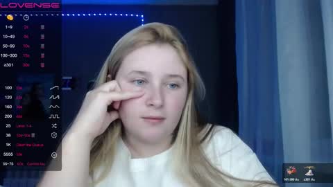 Snapshot of light_lunaa chatting on 4, 11, 2025 light_lunaa online show from 4, 11, 2025