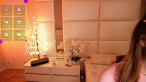 Lilly Colins online show from 16, 4, 2026