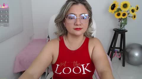 Snapshot of lilly_milf chatting on 16, 9, 2025 Lilly online show from 16, 9, 2025