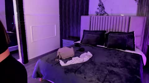 Lilly Ortiz online show from 10, 9, 2025