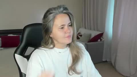 Snapshot of lily_bel chatting on 8, 7, 2026 Lily online show from 8, 7, 2026
