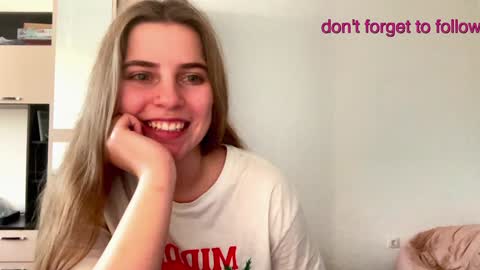 Snapshot of lily_smily chatting on 18, 12, 2024 Lily online show from 18, 12, 2024