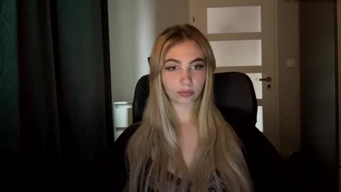 Snapshot of lilysweetgirl chatting on 4, 6, 2026 Lily online show from 4, 6, 2026