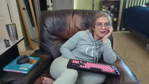 Snapshot of linzy19 chatting on 6, 1, 2025 Linzy19 online show from 6, 1, 2025