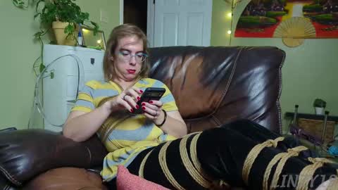 Snapshot of linzy19 chatting on 14, 9, 2025 Linzy19 online show from 14, 9, 2025