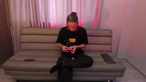 Snapshot of lior_evan chatting on 11, 11, 2025 Lior evan online show from 11, 11, 2025