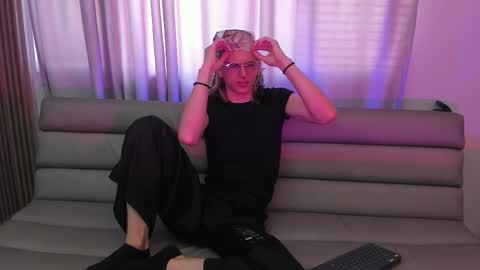 Snapshot of lior_evan chatting on 12, 11, 2025 Lior evan online show from 12, 11, 2025