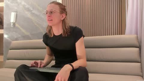 Snapshot of lior_evan chatting on 17, 12, 2025 Lior evan online show from 17, 12, 2025