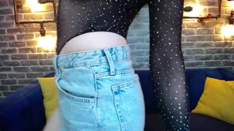 Snapshot of lisa_caprice chatting on 11, 10, 2025 Lisa Caprice online show from 11, 10, 2025