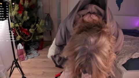 -Lisa- Help me to reach 100 thumbs up3 online show from 11, 1, 2025