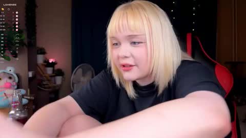 -Lisa- Help me to reach 100 thumbs up3 online show from 12, 10, 2025