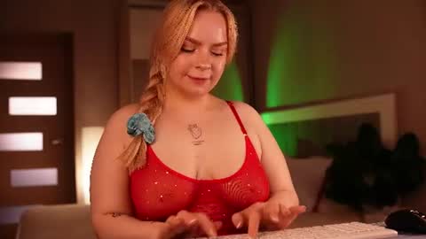 Snapshot of lisalovesweet chatting on 4, 7, 2026 Lisa online show from 4, 7, 2026