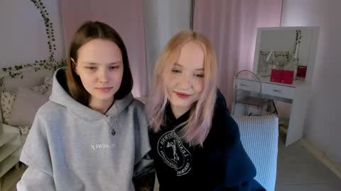 Snapshot of lisaluve chatting on 10, 4, 2026 Lisa blonde Alisa brunette online show from 10, 4, 2026