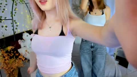 Snapshot of lisaluve chatting on 17, 4, 2026 Lisa blonde Alisa brunette online show from 17, 4, 2026