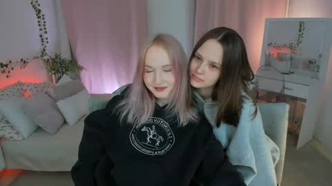 Snapshot of lisaluve chatting on 18, 4, 2026 Lisa blonde Alisa brunette online show from 18, 4, 2026