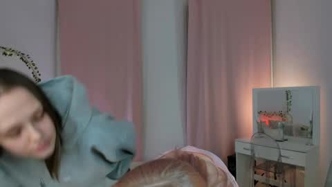 Snapshot of lisaluve chatting on 18, 4, 2026 Lisa blonde Alisa brunette online show from 18, 4, 2026