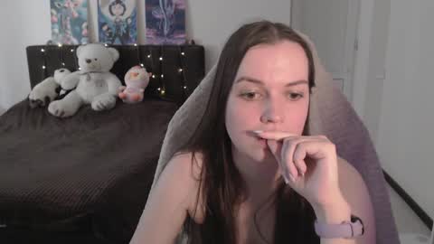 Snapshot of little__flowers chatting on 7, 6, 2026 little__flowers online show from 7, 6, 2026