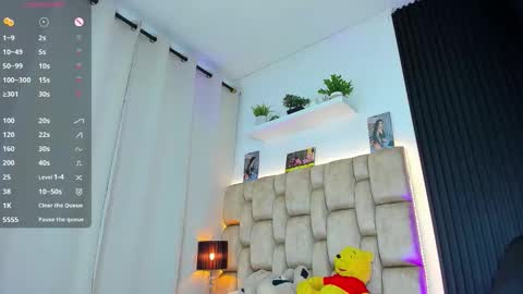 Sophie ---- connected from 1400 to 2100 Colombia time online show from 24, 11, 2025