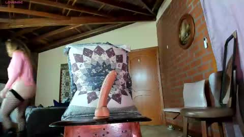 Snapshot of little_izzi chatting on 19, 2, 2025 Izzi online show from 19, 2, 2025