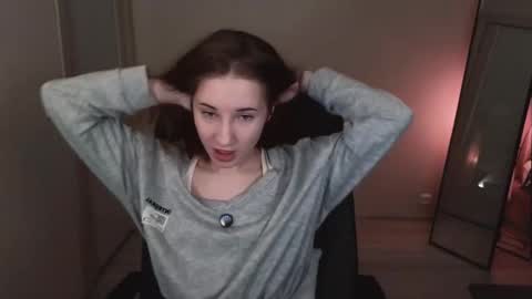 Snapshot of little_pretty_woman chatting on 11, 10, 2025 little_pretty_woman online show from 11, 10, 2025