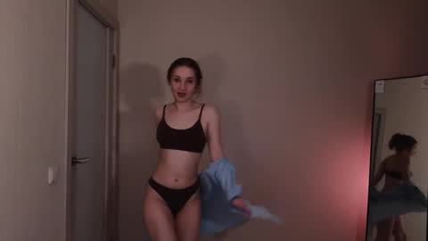 Snapshot of little_pretty_woman chatting on 23, 10, 2025 little_pretty_woman online show from 23, 10, 2025