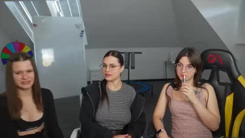 Snapshot of livehub054 chatting on 24, 4, 2026 Sheryl online show from 24, 4, 2026