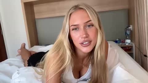 Snapshot of livslifee chatting on 28, 11, 2025 olivia online show from 28, 11, 2025