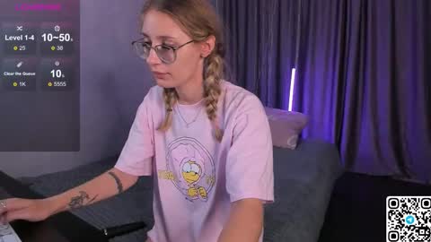 Snapshot of livyybosom chatting on 9, 9, 2025 My name is Livy Nice to meet you Thumbs up please its important online show from 9, 9, 2025