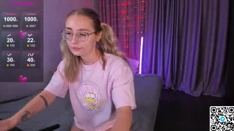 Snapshot of livyybosom chatting on 22, 9, 2025 My name is Livy Nice to meet you Thumbs up please its important online show from 22, 9, 2025