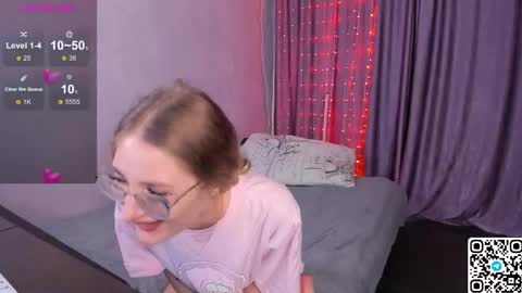 Snapshot of livyybosom chatting on 28, 9, 2025 My name is Livy Nice to meet you Thumbs up please its important online show from 28, 9, 2025