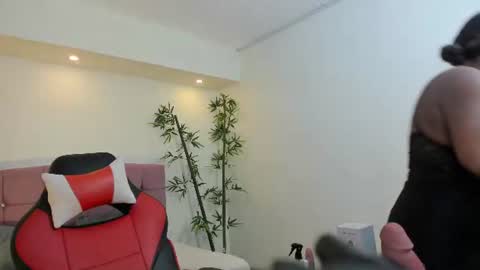 Snapshot of lizzie_williamss chatting on 2, 7, 2026 lizzie_williamss online show from 2, 7, 2026