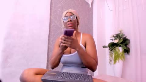 Snapshot of lolajenkiins chatting on 18, 11, 2025 lola online show from 18, 11, 2025