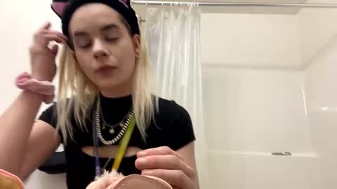 Lola Lixx online show from 12, 1, 2025