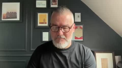 Snapshot of londongent2023 chatting on 8, 10, 2025 EnglishBear online show from 8, 10, 2025