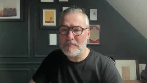 Snapshot of londongent2023 chatting on 15, 12, 2025 EnglishBear online show from 15, 12, 2025