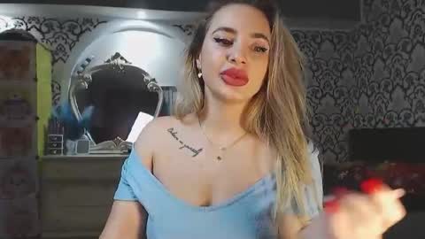 Snapshot of lorasinclare chatting on 18, 12, 2025 Queen LoraSinClare online show from 18, 12, 2025