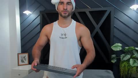 Snapshot of lorenzo_walker_ chatting on 16, 12, 2024 L O R E N Z O Thumbs Up help online show from 16, 12, 2024