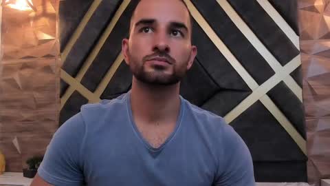 Snapshot of lorenzo_walker_ chatting on 28, 2, 2025 L O R E N Z O Thumbs Up help online show from 28, 2, 2025