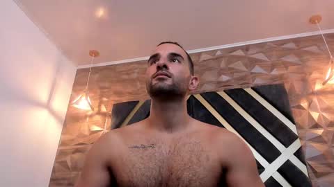 Snapshot of lorenzo_walker_ chatting on 4, 3, 2025 L O R E N Z O Thumbs Up help online show from 4, 3, 2025