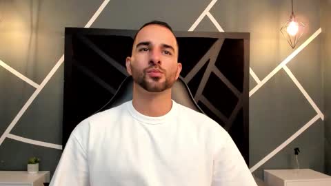 Snapshot of lorenzo_walker_ chatting on 10, 10, 2025 L O R E N Z O Thumbs Up help online show from 10, 10, 2025