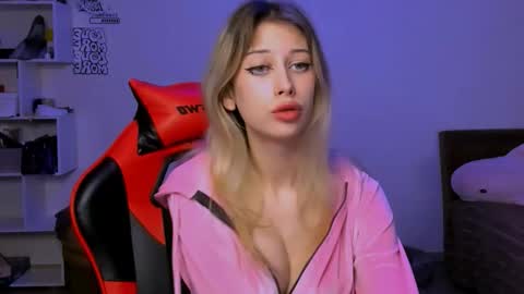 Snapshot of lori_meow chatting on 21, 11, 2025 Lori online show from 21, 11, 2025