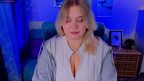 Snapshot of louisemous chatting on 5, 11, 2025 Loise online show from 5, 11, 2025