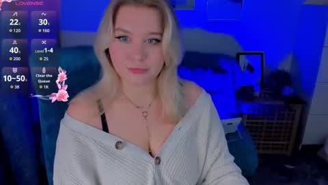Snapshot of louisemous chatting on 8, 11, 2025 Loise online show from 8, 11, 2025