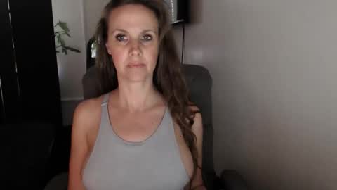 Snapshot of love_on_ chatting on 8, 11, 2025 LoVe On online show from 8, 11, 2025