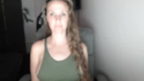 Snapshot of love_on_ chatting on 12, 11, 2025 LoVe On online show from 12, 11, 2025