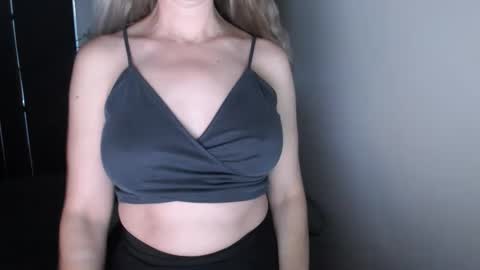 Snapshot of love_on_ chatting on 24, 11, 2025 LoVe On online show from 24, 11, 2025