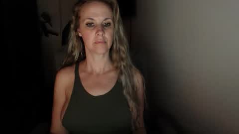 Snapshot of love_on_ chatting on 27, 11, 2025 LoVe On online show from 27, 11, 2025